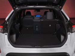 77873-2022yariscrossgrsint008-web-lr