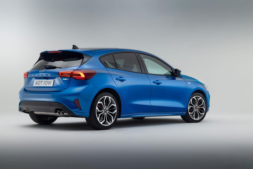 2021_FORD_FOCUS_ST-LINE_02-LOW