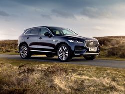 Jag_F-PACE_PHEV_21MY_Portofino_Blue_Portrait_100321_8105