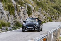 P90478880_highRes_mini-cooper-s-conver