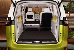 DB2022AU00182_medium