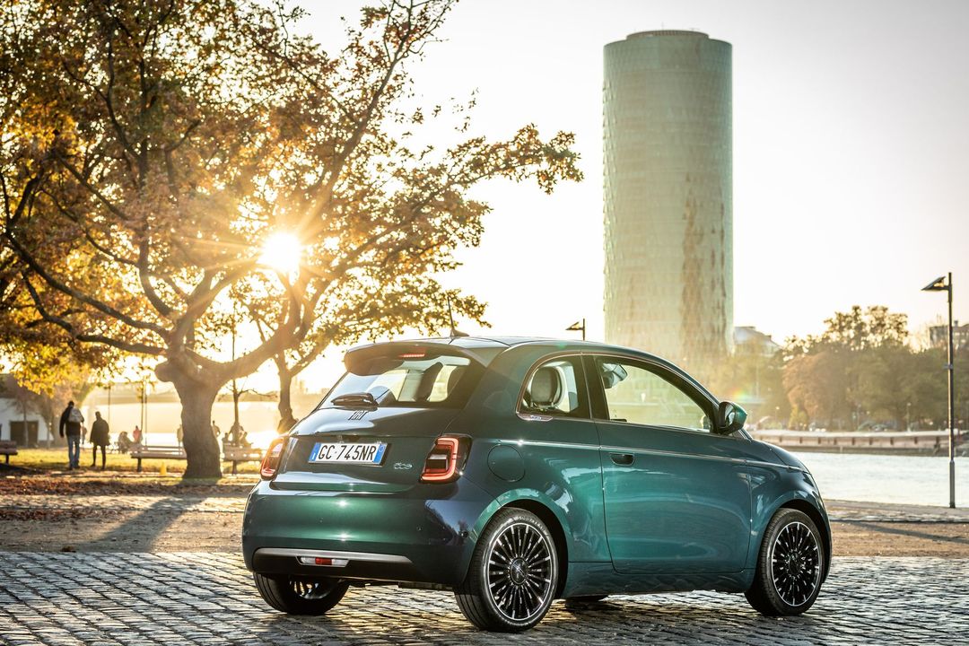 201109_F_Neuer_Fiat_500_Limousine_005