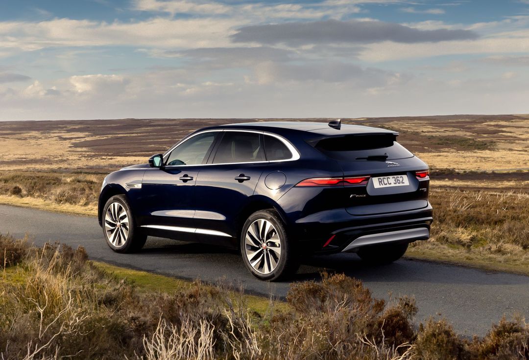 Jag_F-PACE_PHEV_21MY_Portofino_Blue_Portrait_100321_8069