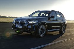 P90432172_highRes_the-new-bmw-ix3-8-20