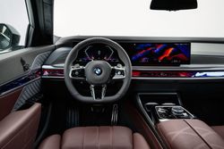 P90458213_highRes_the-new-bmw-760i-xdr