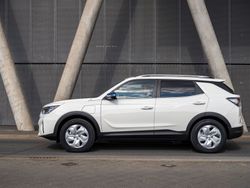 SsangYong_Motors_Deutschland_Korando_eMotion_Seitenansicht_Stand_weiss_6_300dpi