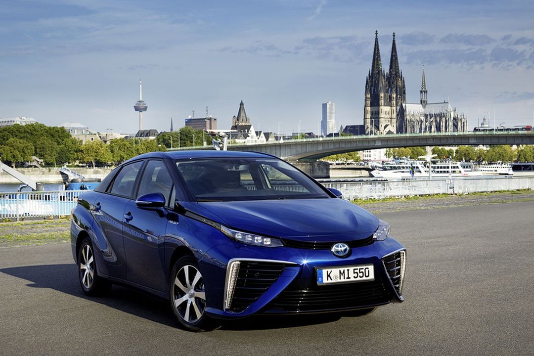 Das Brennstoffzellenauto Toyota Mirai steht vor einer Stadt