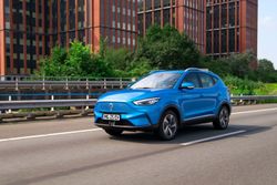 MG-ZS-EV-dynamic-driving-02