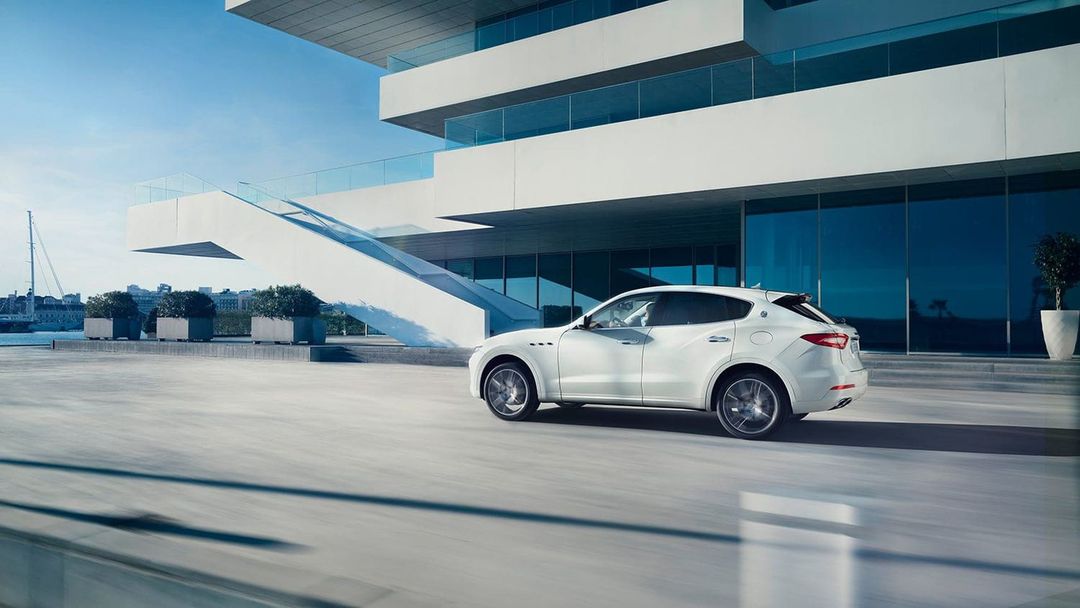 levante maserati architektur weiß seitenlinie