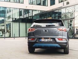 SsangYong_Motors_Deutschland_Korando_eMotion_Rueckansicht_Stand_grau_9_300dpi