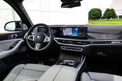 P90486836_highRes_the-new-bmw-x7-on-lo