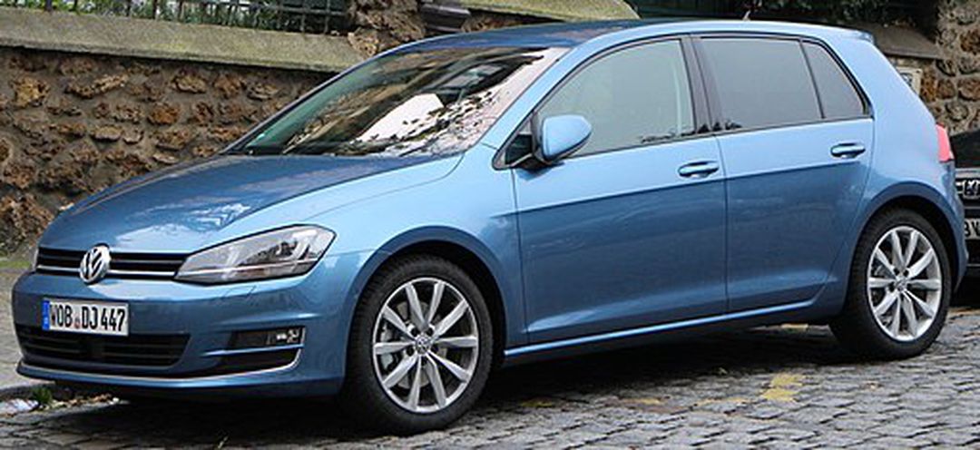 VW_Golf_7_Blue_(11050391564)_(cropped)