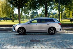 MG5-dynamic-driving-side-shot-01