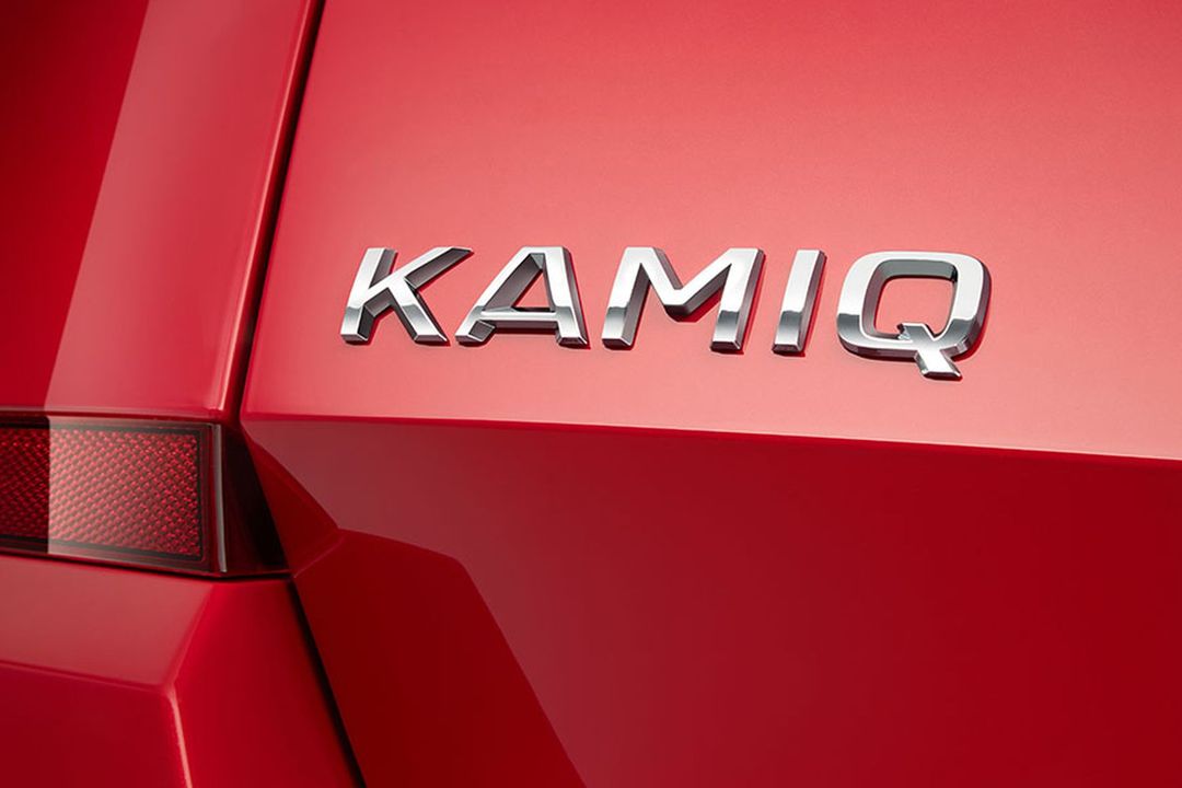 Der neueste SUV von Skoda trägt den Namen Kamiq. Der Begriff Kamiq stammt von den Inuit und beschreibt einen Zustand, wenn etwas perfekt wie eine zweite Haut passt. Ob der Name Programm ist, kann jetzt natürlich noch nicht gesagt werden. Aber die Latte liegt ob des Namens sehr hoch.

In China gibt es schon ein SUV von Skoda, das bereits diesen Namen trägt. Vom Design her erinnert der SUV aus China stark an die bereits in Europa etablierten Modellen. Aller voraussicht nach wird der neue Skoda Kamiq schon die neue Skoda Designsprache sprechen, die bis jetzt nur beim Skoda Scala zu sehen ist.

Neuer Crossover: Der neue Skoda Kamiq
