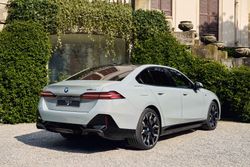 P90506448_highRes_the-new-bmw-i5-edriv