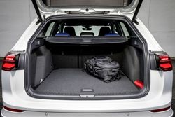 DB2021AU00910_medium