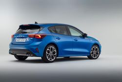 2021_FORD_FOCUS_ST-LINE_02-LOW