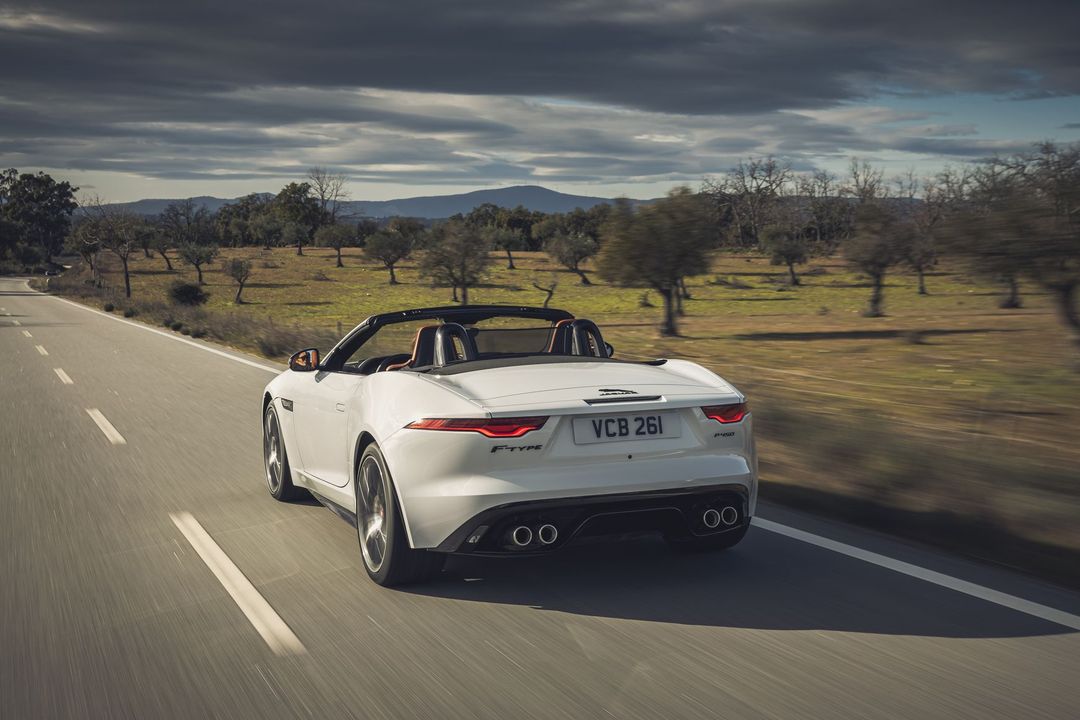 New Jaguar F-TYPE_R-Dynamic P450 RWD_Fuji White_0024