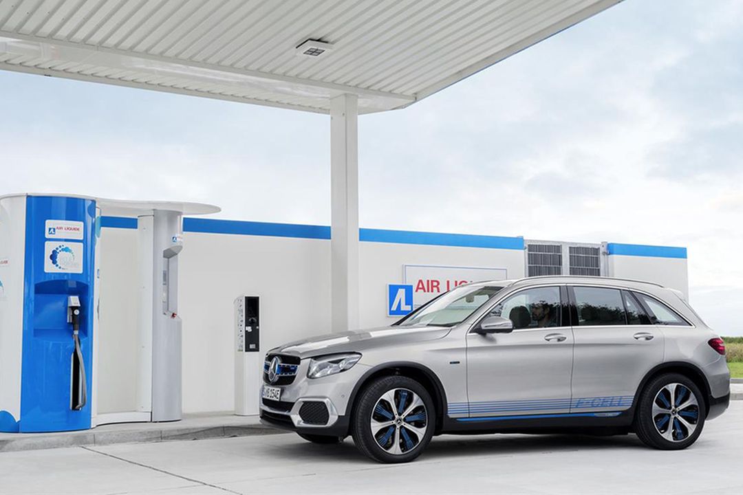 EIn Mercedes GLC Wasserstoff Hybrid tankt gerade an einer Wasserstofftankstelle