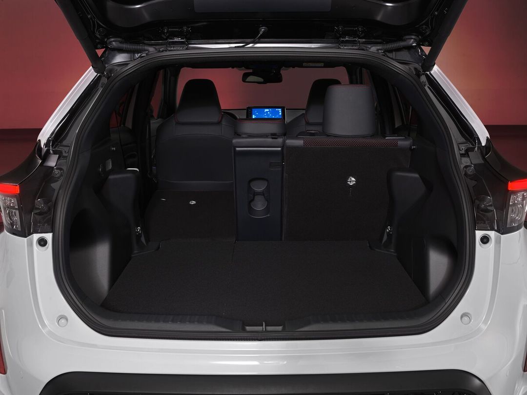 77873-2022yariscrossgrsint008-web-lr