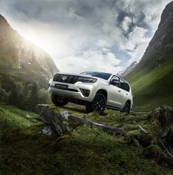 77695-toyota-land-cruiser-key-visual-web-lr