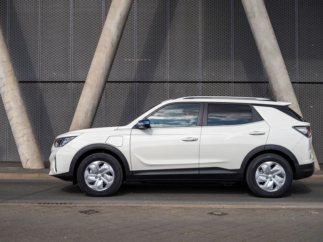 SsangYong_Motors_Deutschland_Korando_eMotion_Seitenansicht_Stand_weiss_6_300dpi