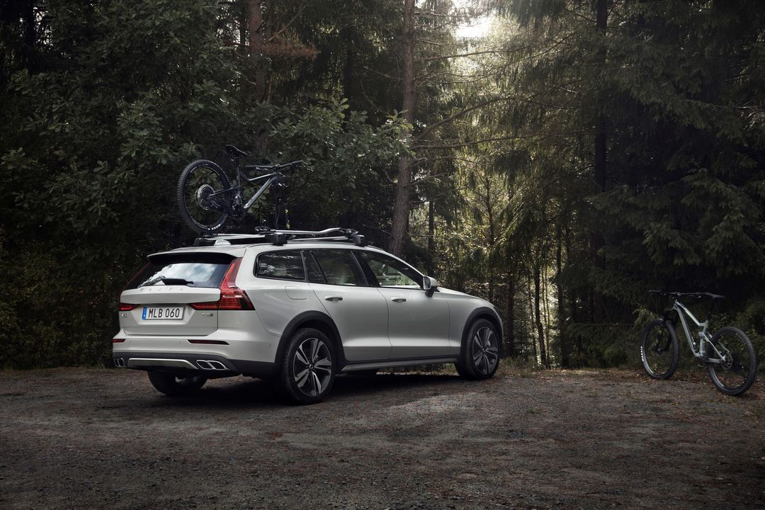 238221_New_Volvo_V60_Cross_Country_exterior