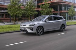 MG5-Electric-dynamic-front-driving-03