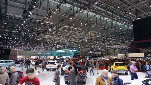 besucher-autosalon-genf