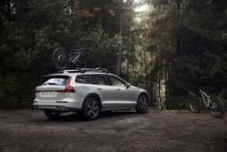 238221_New_Volvo_V60_Cross_Country_exterior
