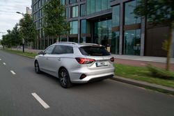 MG5-dynamic-driving-rear-end-01