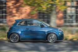 201109_F_Neuer_Fiat_500_Limousine_010