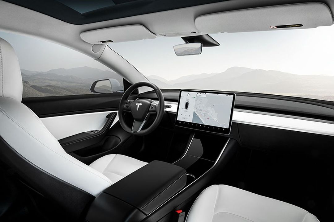 Der Tesla Model 3 Innenraum ist modern gestaltet.