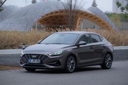 Hyundai_i30_fastback_008_1_