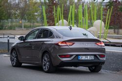Hyundai_i30_fastback_007