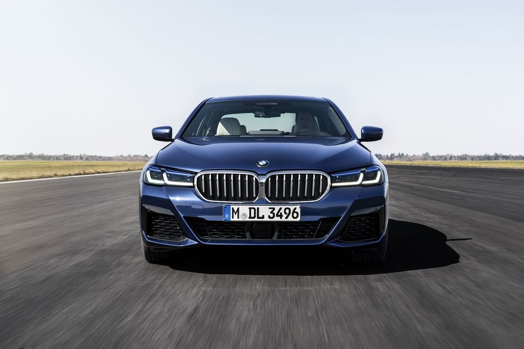 P90389019_highRes_the-new-bmw-530e-xdr