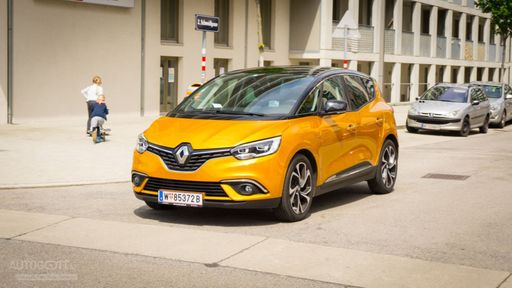 Renault-Scenic-driving