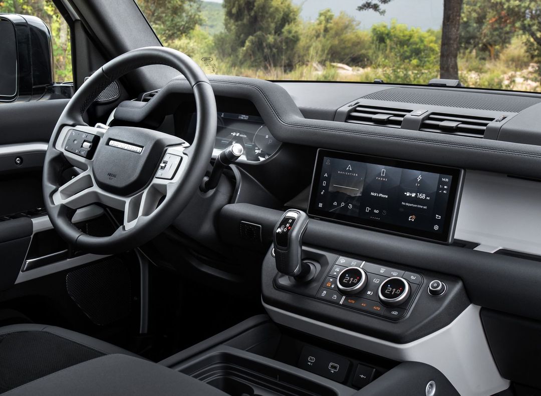 DEF_110_PHEV_22MY_INTERIOR_140721_02