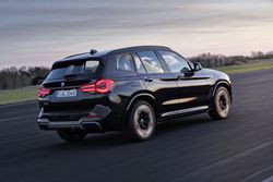 P90432177_highRes_the-new-bmw-ix3-8-20