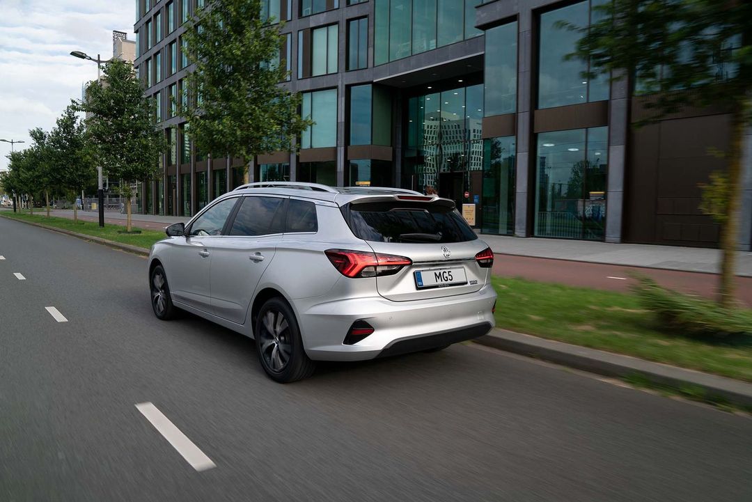 MG5-dynamic-driving-rear-end-01