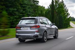 P90486831_highRes_the-new-bmw-x7-on-lo
